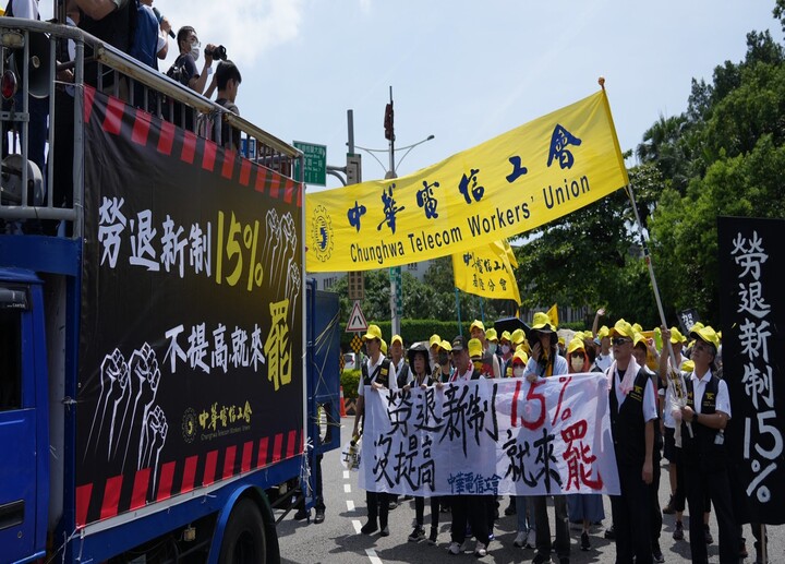 中華電信工會遊行 拉倒勞退提撥6%冰雕嗆開戰：不提高 就罷工！ 20230704 (苦勞網)